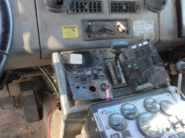 2005-freightliner-fl70-image-18
