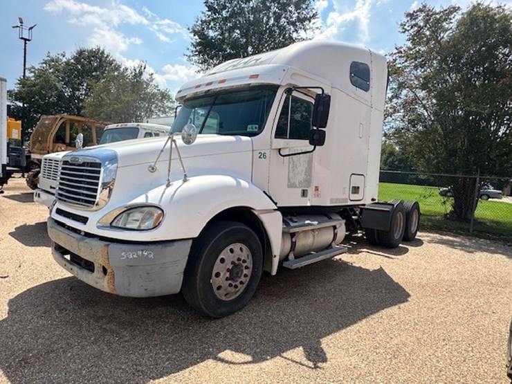 #22942-•-2005-freightliner-image-1