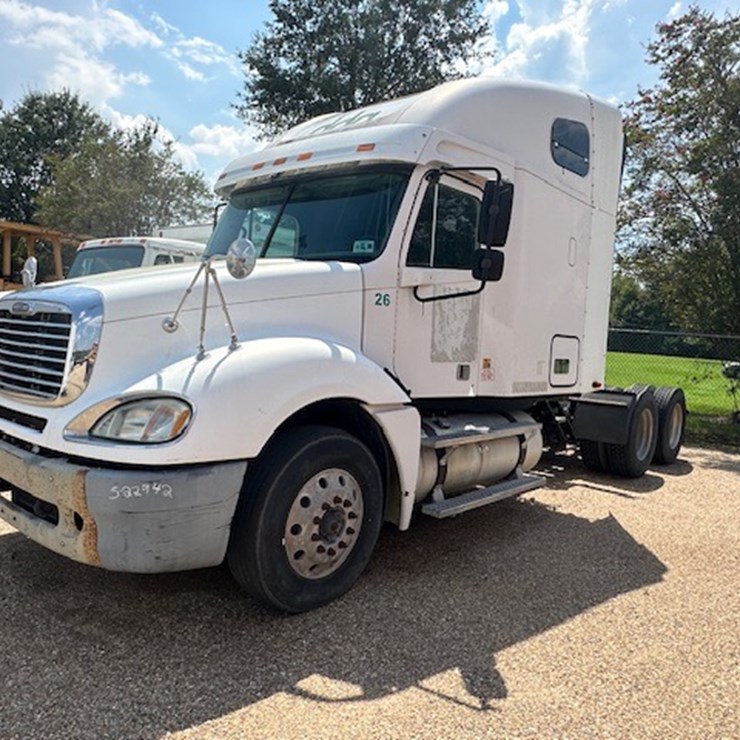 #22942 • 2005 FREIGHTLINER
