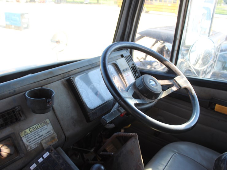 2005-freightliner-fl70-image-17