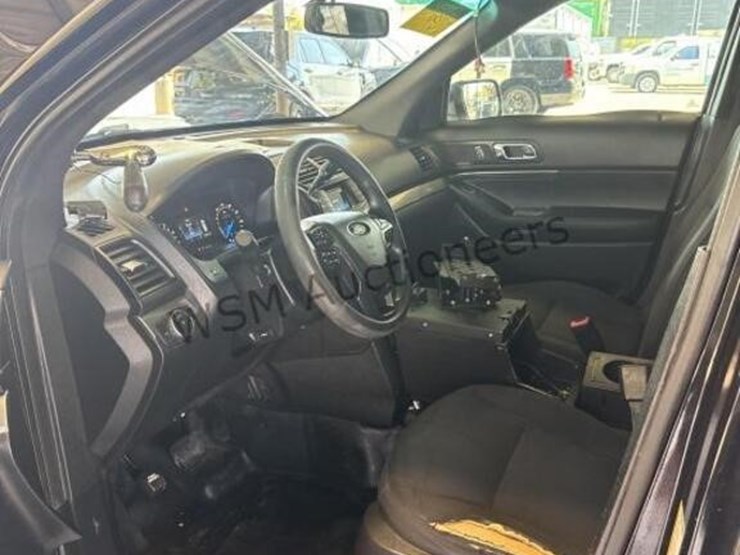 2016-ford-explorer-image-21