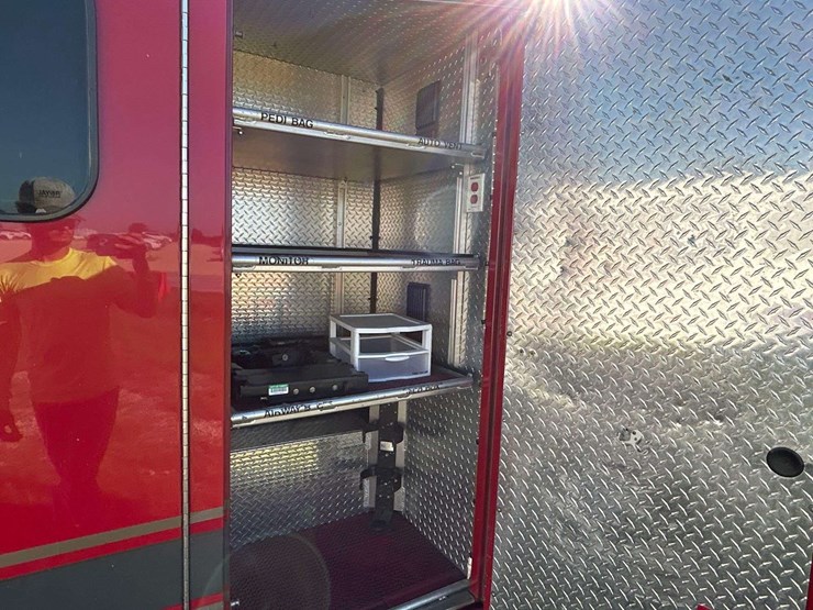 2009-freightliner-m2-106-medtec-ambulance-image-24