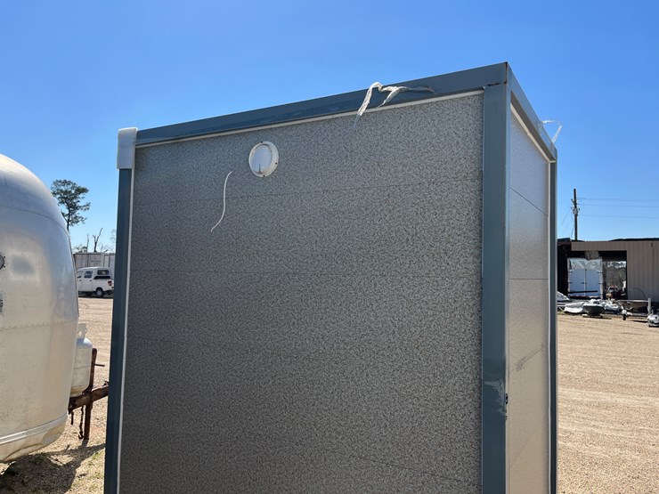 #50541-•-portable-restroom-image-5