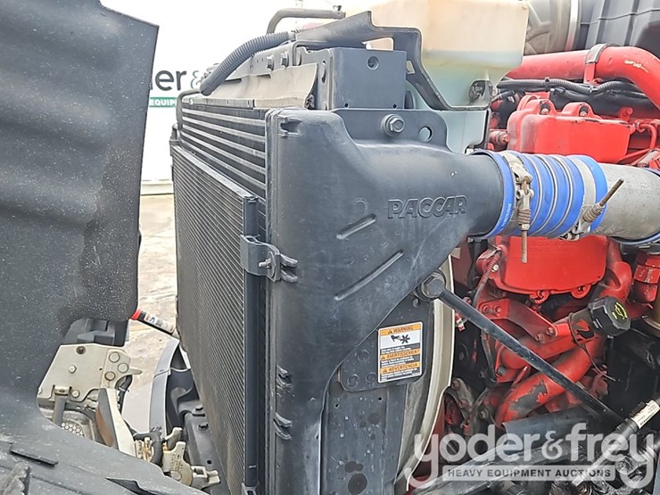 2015-peterbilt-579-image-24