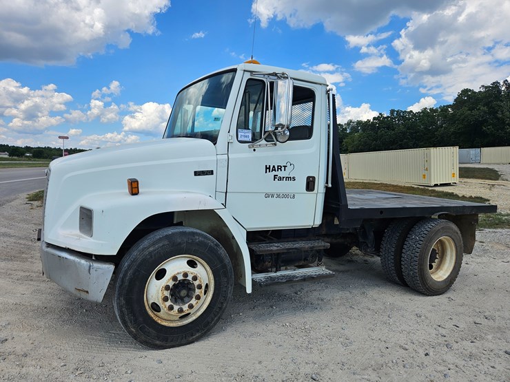 2002-freightliner-fl70-image-3