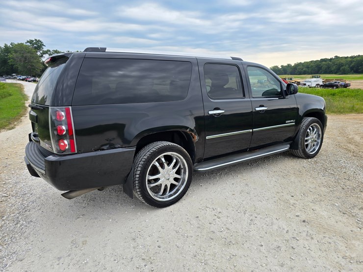 2011-gmc-yukon-xl-image-25