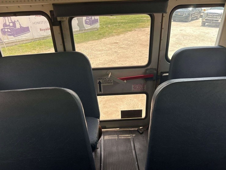 2004-ic-corporation-3000ic-school-bus-image-15