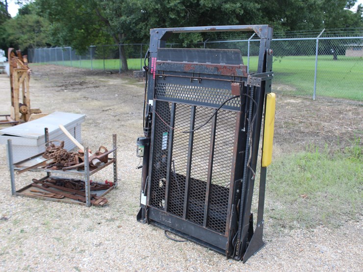 #22914-•-wheel-chair-lift-image-2
