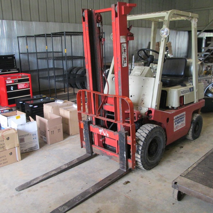 #12 • #26939 • Nissan 14 3000lb Pneumatic Tire Forklift NF01M14