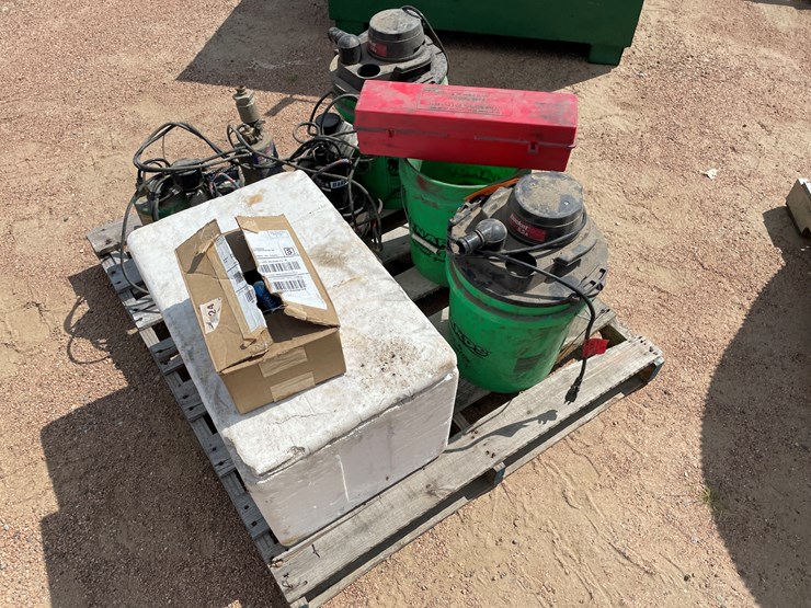 #4742-•-various-sump-pumps-and-vacuums-image-4