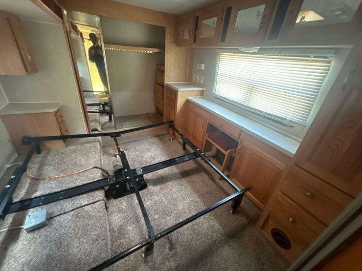 2005-northwood-artic-fox-29v-t/a-34ft.-5th-wheel-travel-trailer-image-16