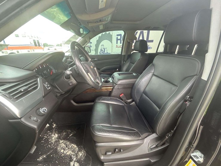 2019-chevrolet-tahoe-lt-image-12