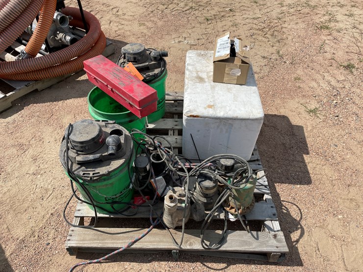 #4742-•-various-sump-pumps-and-vacuums-image-1