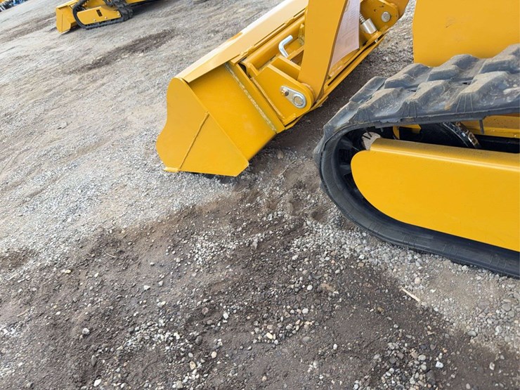 sdll30-stand-on-skid-loader-image-18