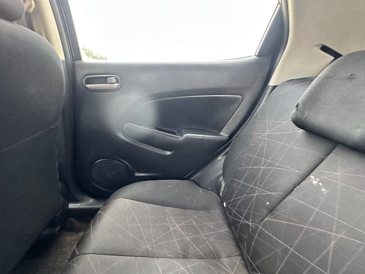 #22813-•-2012-mazda-2-image-27