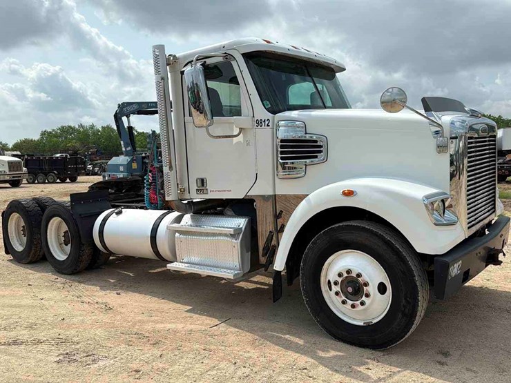 2016-(inoperable)-freightliner-sd122-image-3