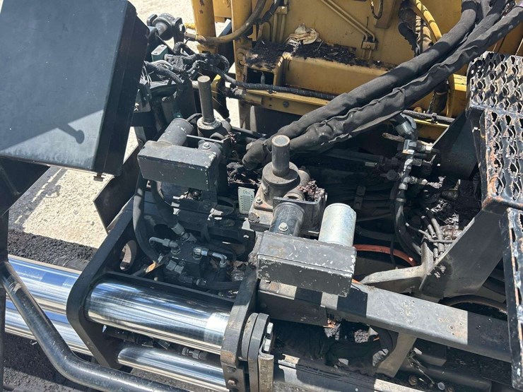 2012-caterpillar-at1055e-track-asphalt-paver-image-19