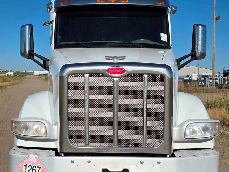 2017-peterbilt-567-image-2