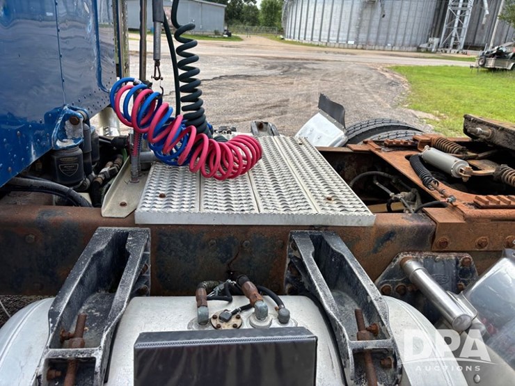 2002-peterbilt-379-image-61