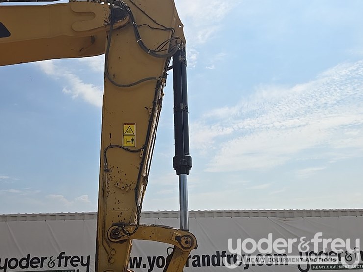 2021-caterpillar-349-image-35
