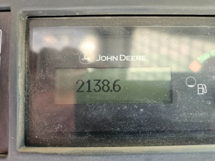 2010-deere-320d-image-36