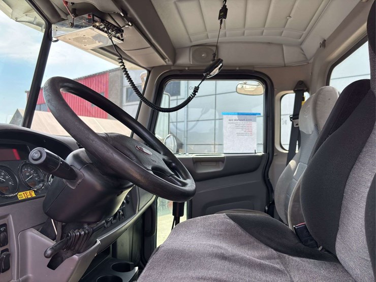 2012-peterbilt-348-image-35