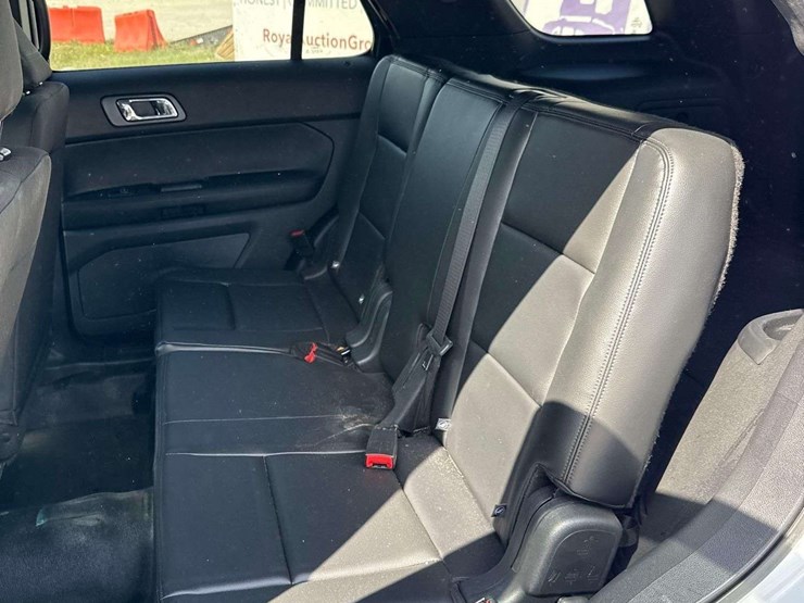 2016-ford-explorer-image-23