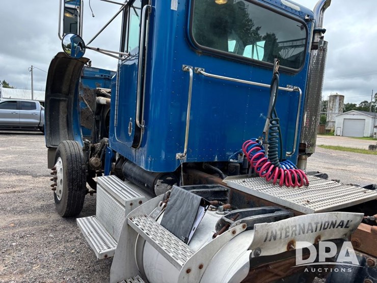 2002-peterbilt-379-image-42
