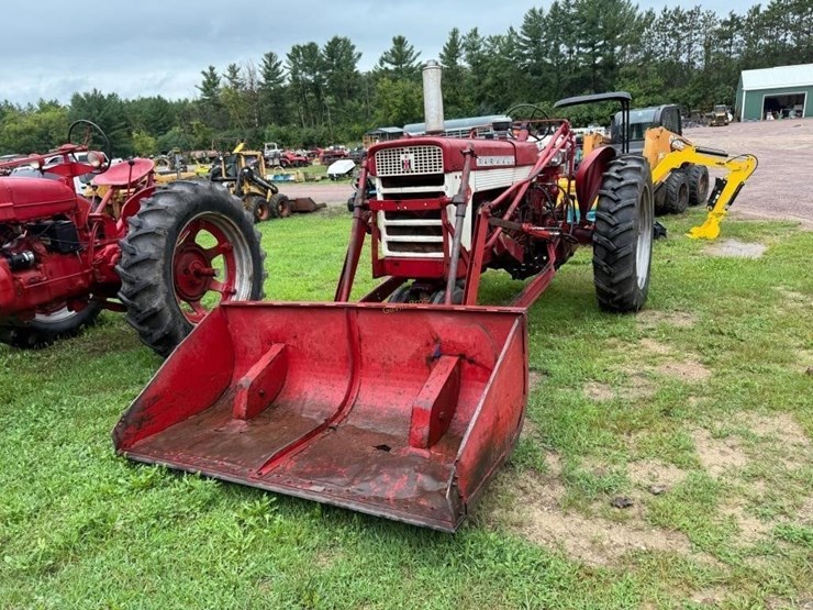 farmall-460-gas-tractor-with-loader-image-2