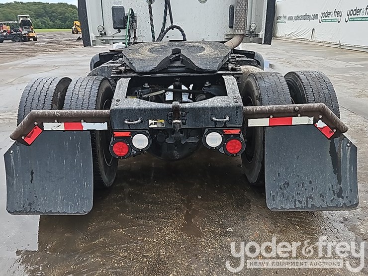 2015-peterbilt-579-image-15