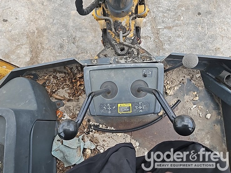 2011-deere-310j-image-33