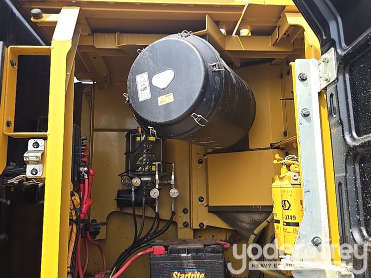 2021-caterpillar-349-image-49