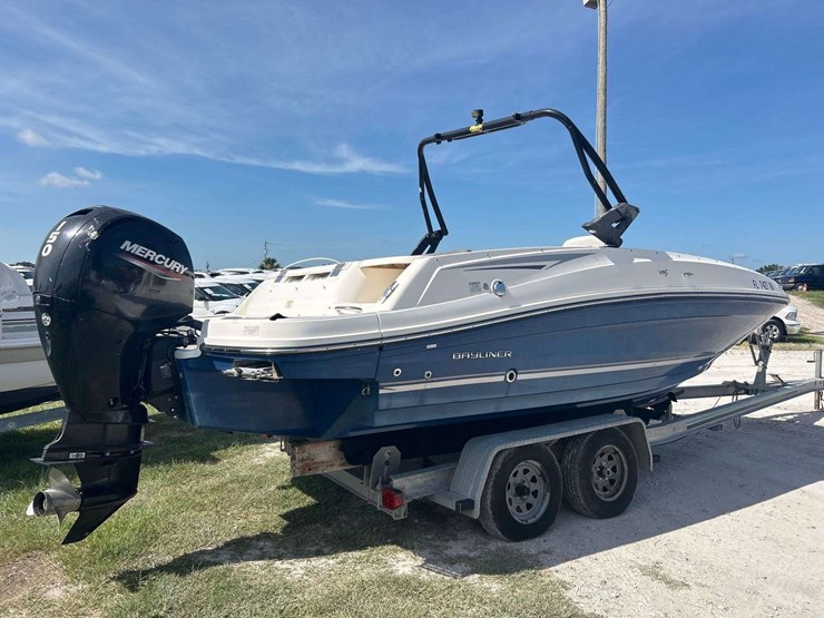 2017-bayliner-vr5-21ft-bowrider-boat-with-29ft-t/a-boat-trailer-image-3