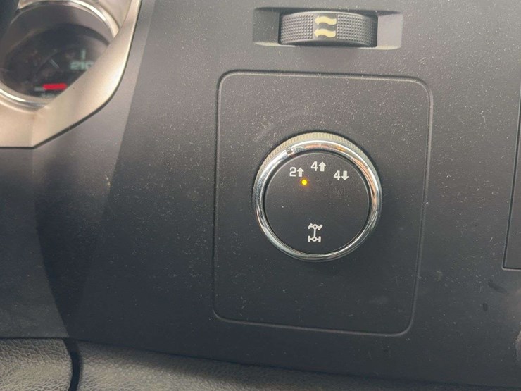 2011-chevrolet-silverado-image-35