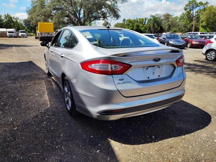 2015-ford-fusion-runs/moves-se-image-4