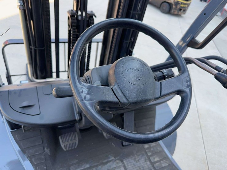 2014-toyota-sfgu25-forklift-image-17