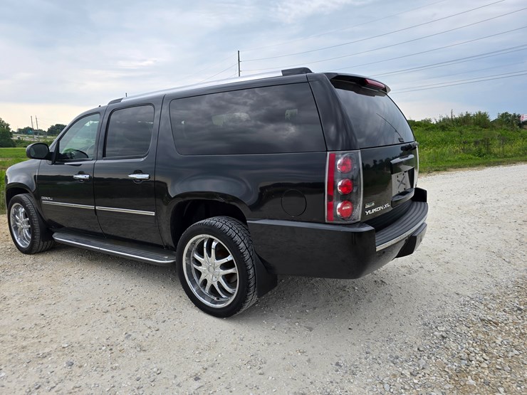 2011-gmc-yukon-xl-image-14