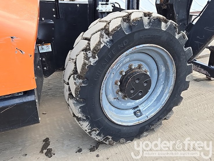 2019-jlg-1055-image-23