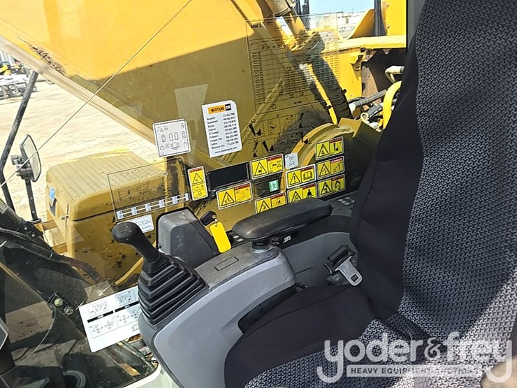 2021-caterpillar-349-image-77