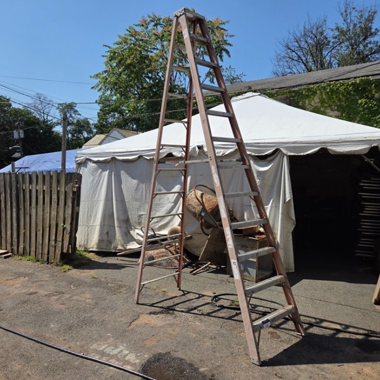 Louisville 12' Fiberglass Step Ladder