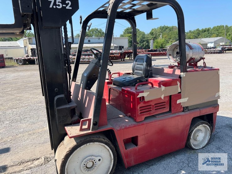 cat-15000#-model-150d5-propane-forklift.-forks:-5'-long-by-6"-wide-by-2-1/2"-thick.-lifting-height-image-3
