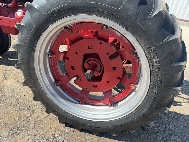 1955-farmall-400-2wd-tractor-image-6