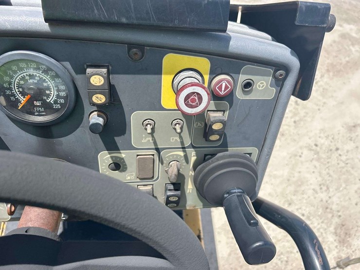 2012-caterpillar-at1055e-track-asphalt-paver-image-27