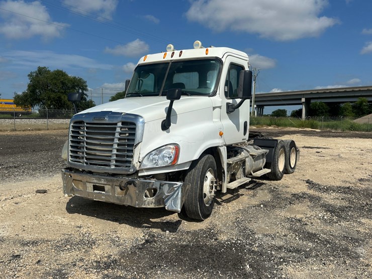 2012-freightliner-cascadia-image-1