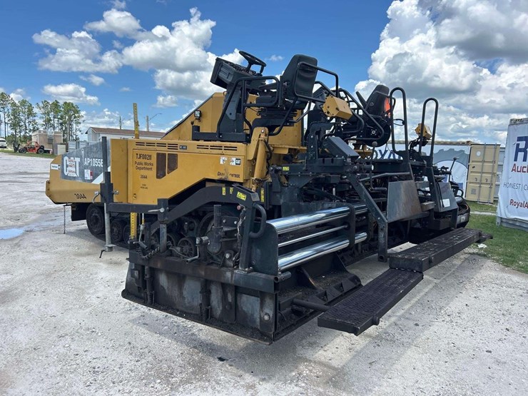 2012-caterpillar-at1055e-track-asphalt-paver-image-4