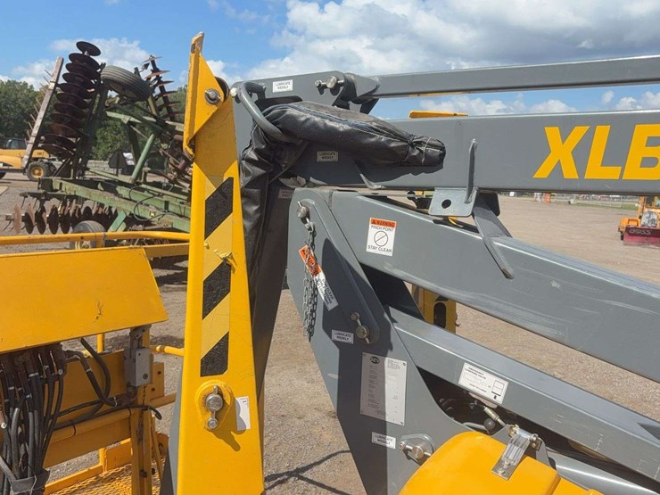 biljack-xlb-tow-behind-man-lift-image-11