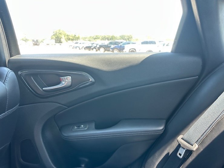 #23052-•-2015-chrysler-200s-image-28