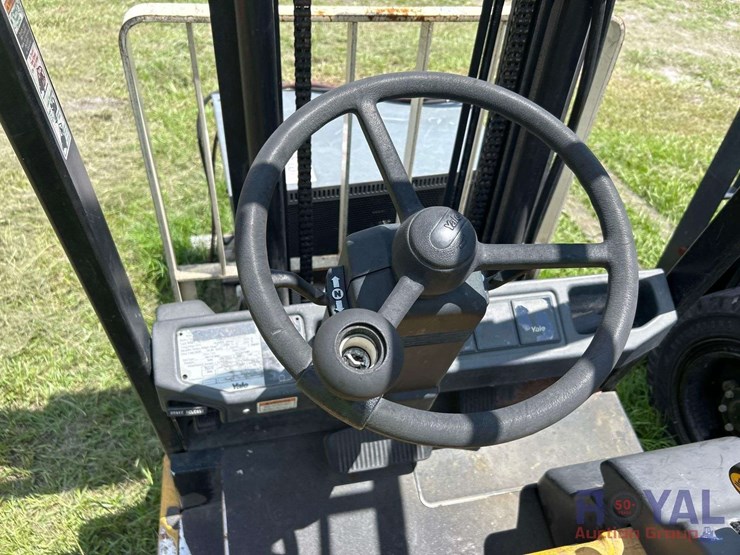 yale-3,500lb-electric-forklift-image-11
