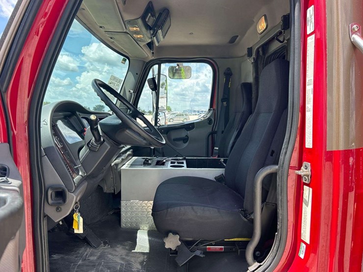2009-freightliner-m2-106-medtec-ambulance-image-13