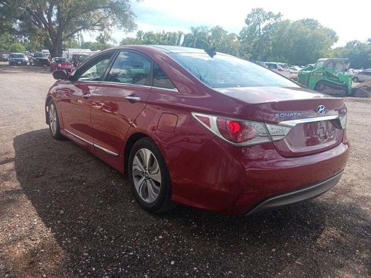 2013-hyundai-sonata-hybrid-base-runs/moves-image-7